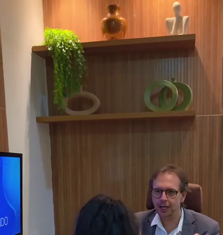 Dr. Valdemar conversando com uma paciente durante a avaliação