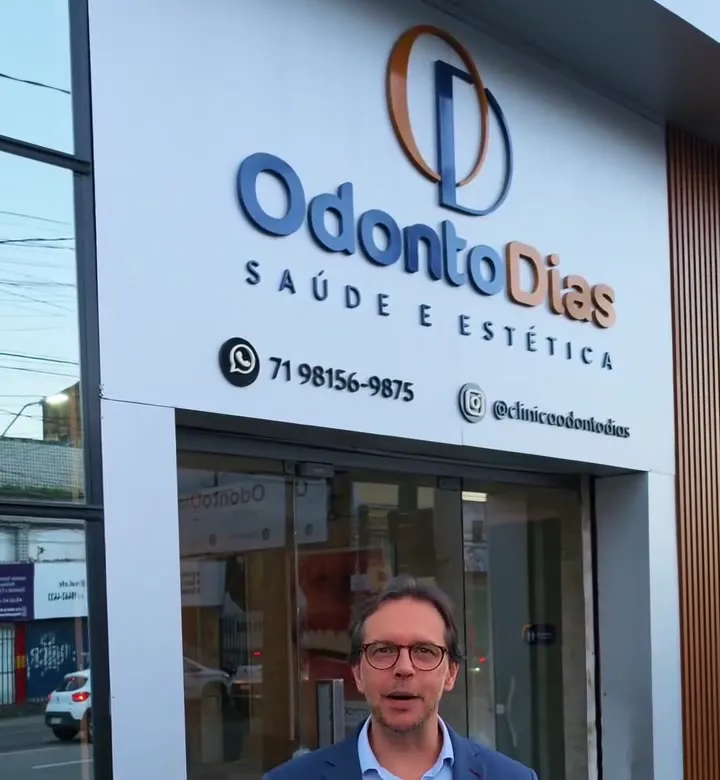 Fachada da Clínica Odonto Dias na unidade Mares, com o Dr. Valdemar na porta