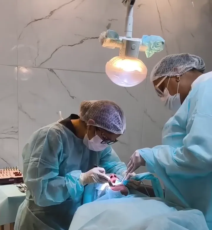 Equipe da clínica realizando um implante dentário