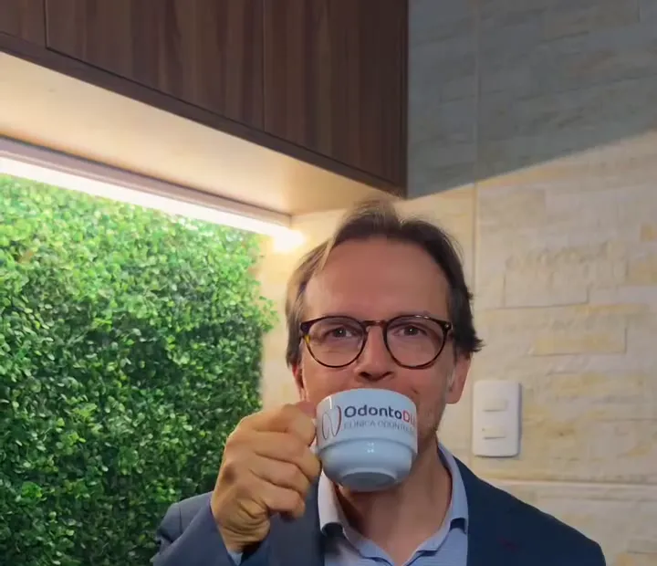 Dr. Valdemar tomando café na recepção da clínica