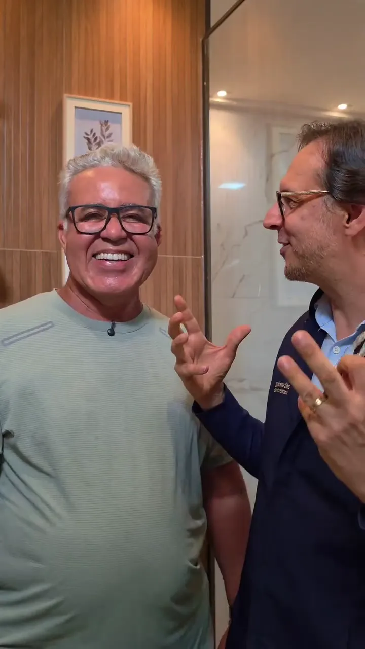Paciente Robson sorrindo ao lado do Dr. Valdemar no fim do tratamento
