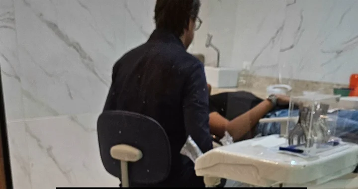 Dr. Valdemar atendendo um paciente no consultório da clínica